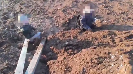 В Минске дети по пояс увязли в грязи: потребовалась помощь МЧС