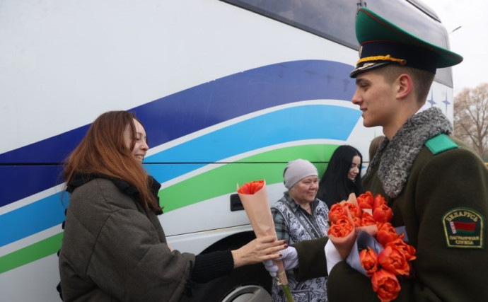 Домой - с цветами. В Бресте въезжающих в Беларусь женщин поздравили пограничники 10
