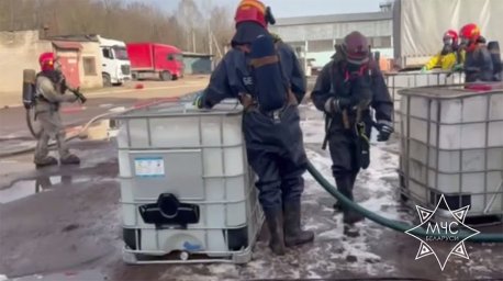 Спасатели устранили утечку азотной кислоты из грузового автомобиля в Минске