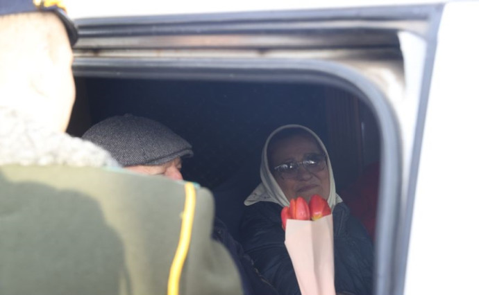 Домой - с цветами. В Бресте въезжающих в Беларусь женщин поздравили пограничники 15