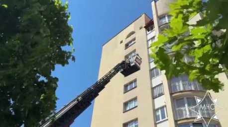 В Жодино двухлетний ребенок оказался заперт в квартире: на помощь пришли спасатели