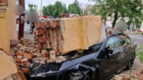 В Бобруйске водитель не пропустил машину на главной и устроил аварию