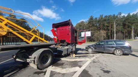 В Минске на МКАД столкнулись четыре автомобиля В Минске на МКАД столкнулись четыре автомобиля