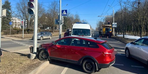 В Минске водитель выехал за пределы проезжей части и наехал на светофор
