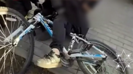 В Минске мальчик упал с велосипеда и напоролся на его ручку, на помощь пришли спасатели