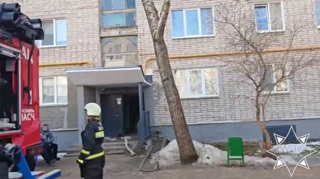 Инспектор МЧС до прибытия спасателей вывел двух человек из горящей квартиры в Заславле Инспектор МЧС до прибытия спасателей вывел двух человек из горящей квартиры в Заславле