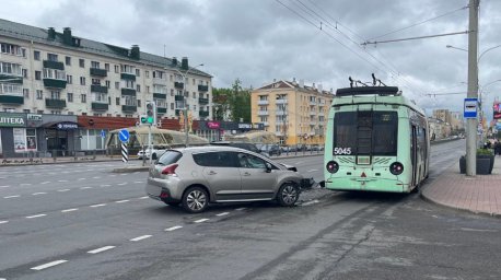 Легковушка столкнулась с троллейбусом в Минске