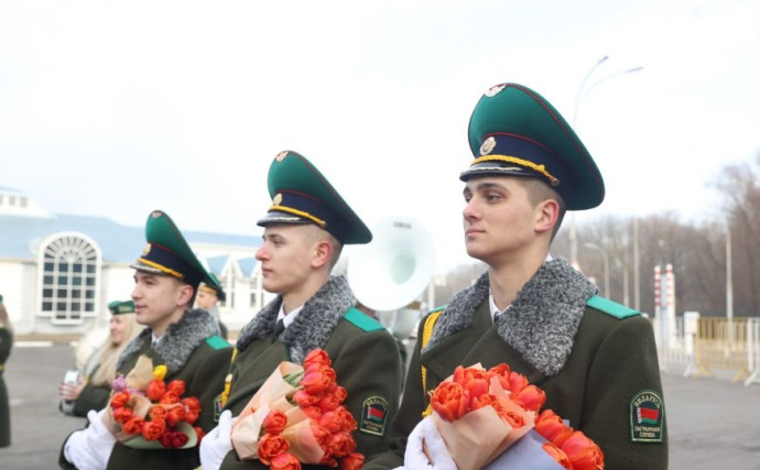 Домой - с цветами. В Бресте въезжающих в Беларусь женщин поздравили пограничники 9