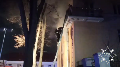 Работники МЧС спасли семью с ребенком при пожаре в Минске Работники МЧС спасли семью с ребенком при пожаре в Минске