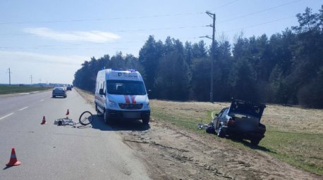 Две велосипедистки попали под колеса авто в Лидском районе, одна из них погибла