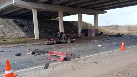 В Воложинском районе легковушка врезалась в опору моста, погиб 20-летний водитель