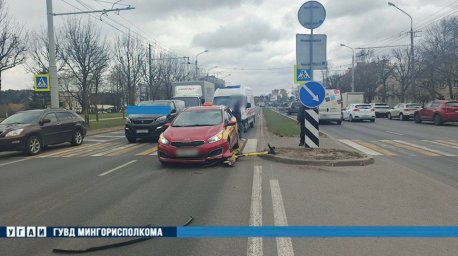 В Минске мужчина на электросамокате не спешился и попал под колеса авто