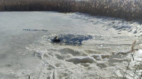 Утонувшего рыбака достали из-подо льда в Добрушском районе