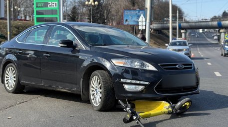Девушка на электросамокате попала под колеса авто в Минске