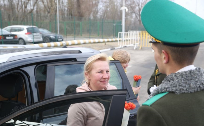 Домой - с цветами. В Бресте въезжающих в Беларусь женщин поздравили пограничники 8