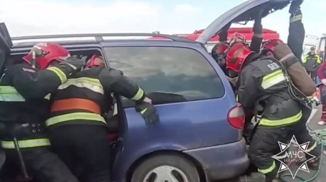 Легковушка и микроавтобус столкнулись в Гомельском районе