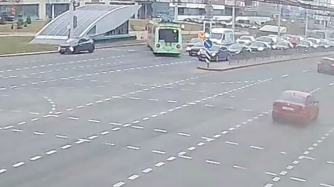 Водителю стало плохо. В Минске троллейбус выехал на встречку, а затем на тротуар 0