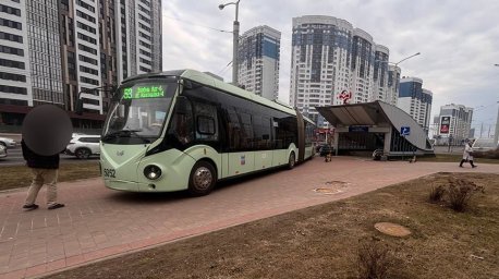 Водителю стало плохо. В Минске троллейбус выехал на встречку, а затем на тротуар