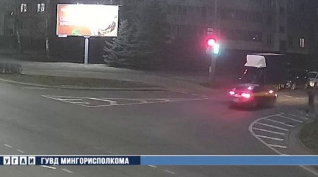 В Минске велосипедист не спешился и попал под колеса авто