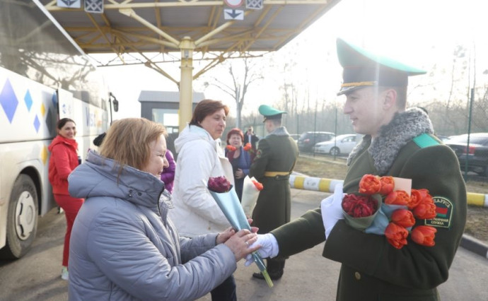 Домой - с цветами. В Бресте въезжающих в Беларусь женщин поздравили пограничники 16