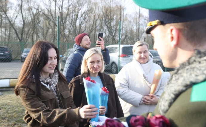 Домой - с цветами. В Бресте въезжающих в Беларусь женщин поздравили пограничники 14