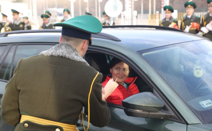 Домой - с цветами. В Бресте въезжающих в Беларусь женщин поздравили пограничники 13