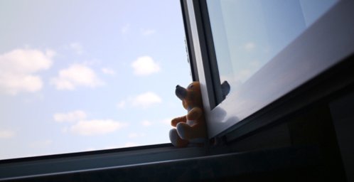 Трехлетняя девочка выпала из окна на пятом этаже в Кобрине