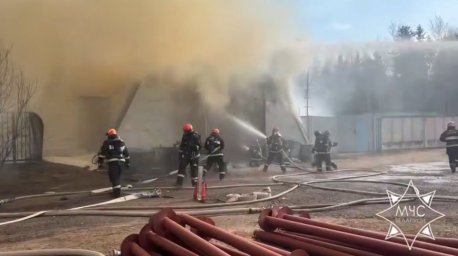 В Новополоцке горел ангар, спасатели ликвидировали пожар В Новополоцке горел ангар, спасатели ликвидировали пожар