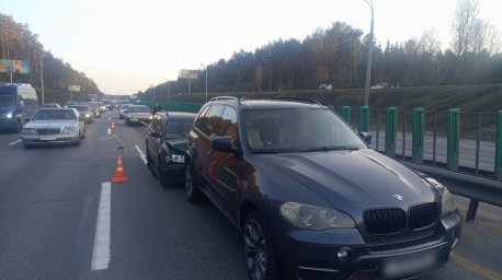 Три автомобиля столкнулись на МКАД из-за несоблюдения дистанции