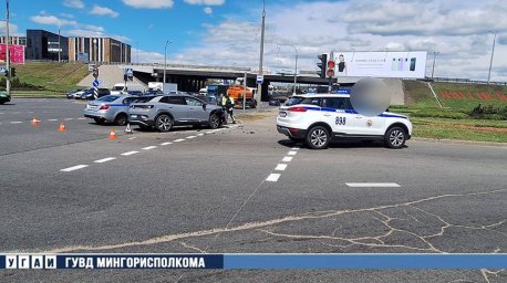 Авария на съезде с МКАД: из-за проезда на красный сигнал светофора столкнулись два авто