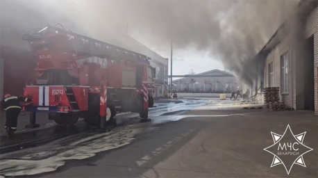 На производстве вблизи Дзержинска горит цех по производству лакокрасочных материалов