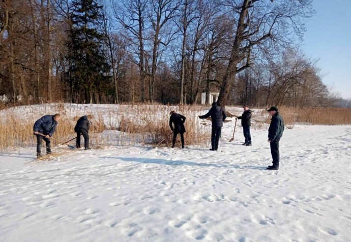 В Станьково началось строительство пирса на озере 4