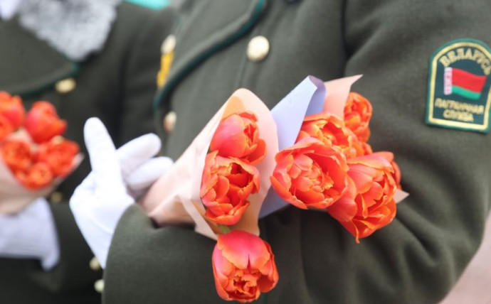 Домой - с цветами. В Бресте въезжающих в Беларусь женщин поздравили пограничники 11
