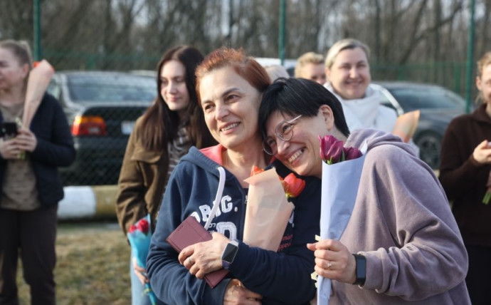 Домой - с цветами. В Бресте въезжающих в Беларусь женщин поздравили пограничники 17