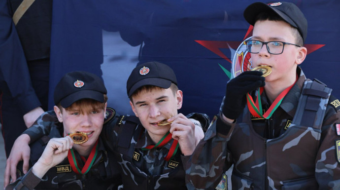 Эмоции зашкаливали. Марш-бросок ко Дню Конституции провели в колледже МВД 1