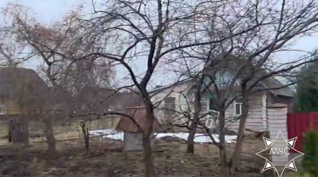 Работники МЧС спасли мужчину из горящего дома в Лепеле Работники МЧС спасли мужчину из горящего дома в Лепеле