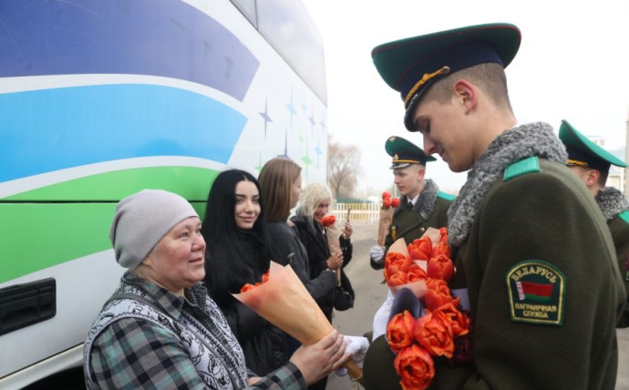 Домой - с цветами. В Бресте въезжающих в Беларусь женщин поздравили пограничники 12