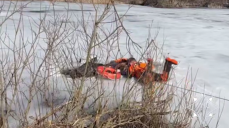 В Минском районе спасатели помогли провалившемуся под лед рыбаку