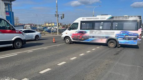 В Минске маршрутка сбила пожилую женщину В Минске маршрутка сбила пожилую женщину