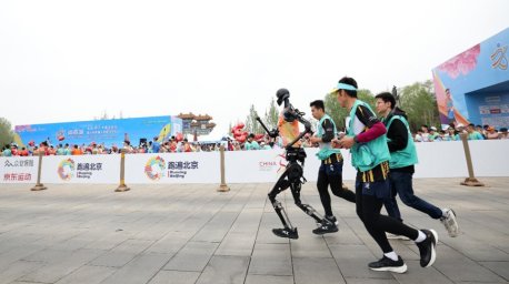 Более 300 человекоподобных роботов выйдут на полумарафон в Пекине