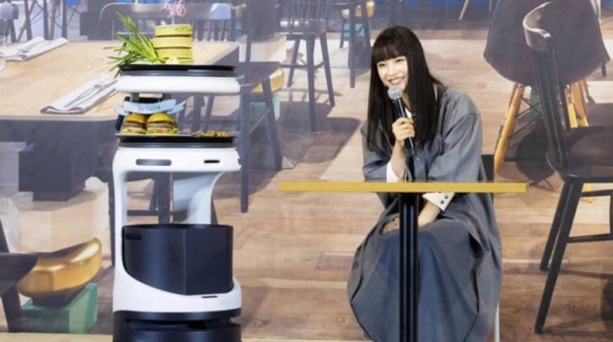 Роботы-официанты в Японии помогут бороться с COVID-19