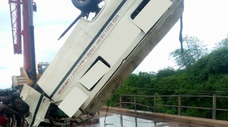 В Нигерии автобус упал в реку - погибли 14 человек