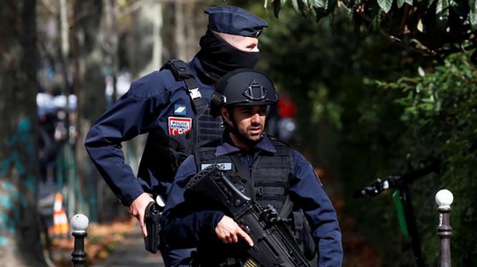При нападении неизвестных в Париже четыре человека получили ранения
