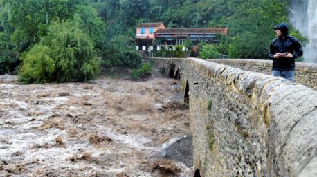 Сильные дожди на юге Франции вызвали наводнения