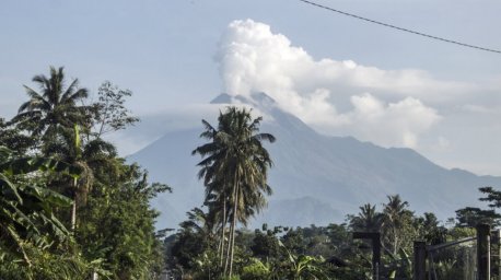 В Индонезии активизировался вулкан - эвакуированы около 500 человек