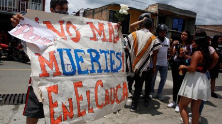 Не менее пяти человек погибли при нападении неизвестных в Колумбии