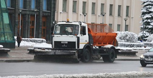 ГАИ настоятельно рекомендует водителям уступать дорогу снегоуборочной технике
