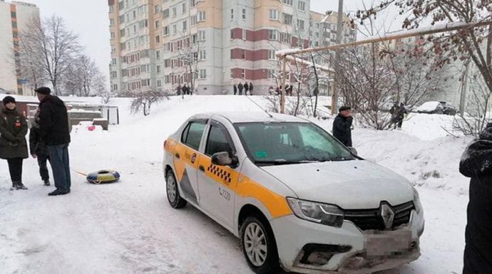 В Минске автомобиль такси сбил ребенка, который спускался с горки на санках