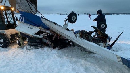 Три человека погибли при падении легкомоторного самолета в Ленинградской области