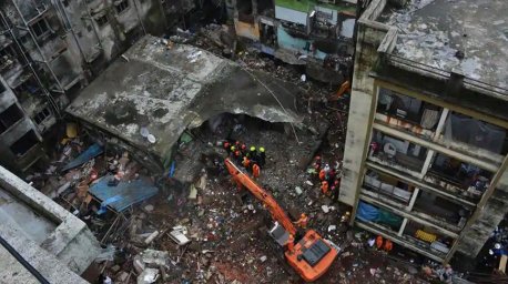 Число погибших при обрушении дома в Индии возросло до 39